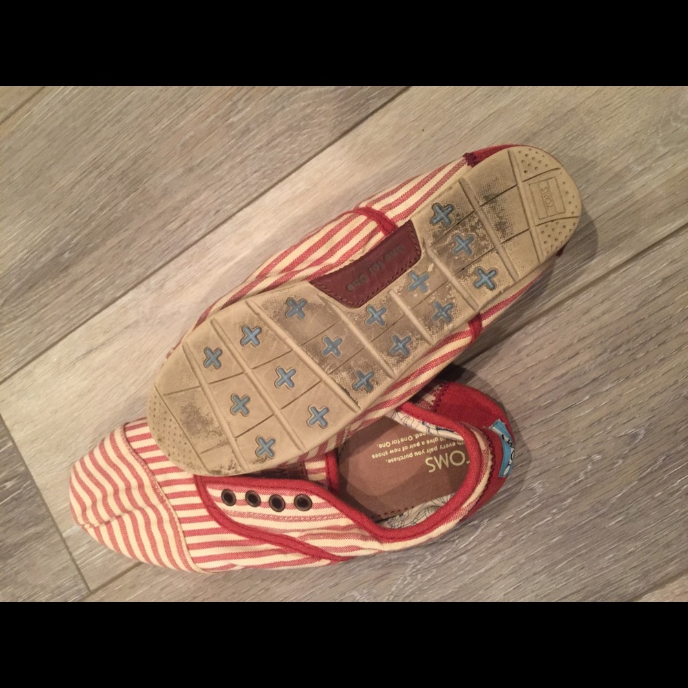 Toms - Picture 2 of 2